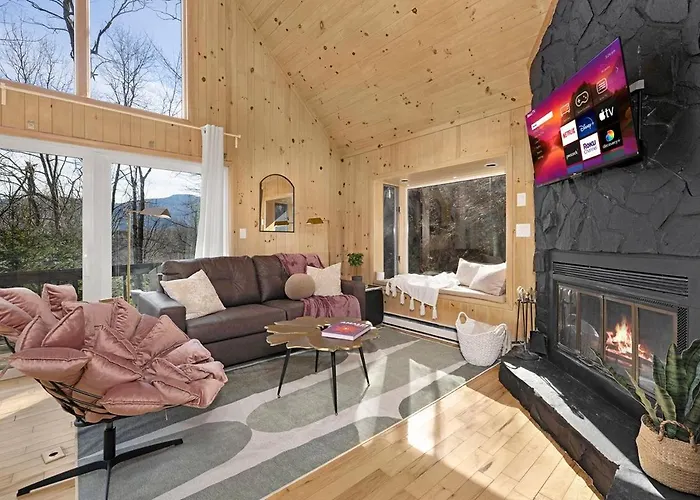 Chalet Getaway, Hot Tub, Pet Friendly!