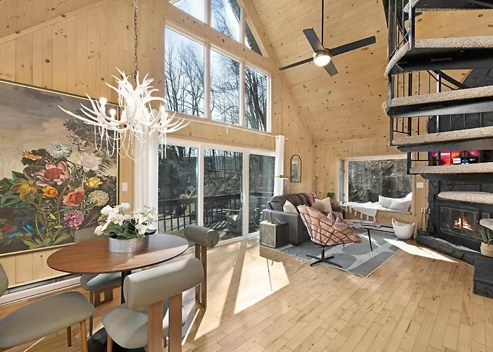 Chalet Getaway, Hot Tub, Pet Friendly!