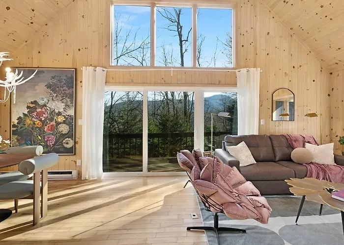 Chalet Getaway, Hot Tub, Pet Friendly!