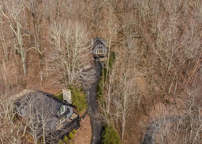 Chalet Getaway, Hot Tub, Pet Friendly!