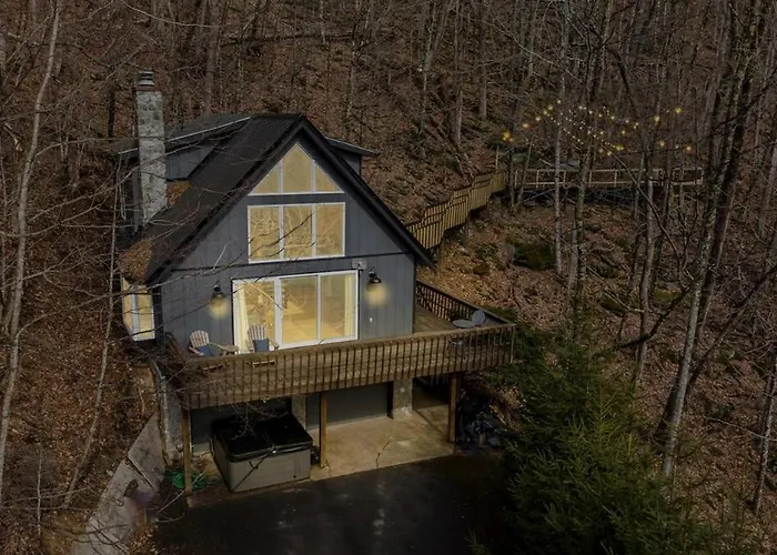 Chalet Getaway, Hot Tub, Pet Friendly!