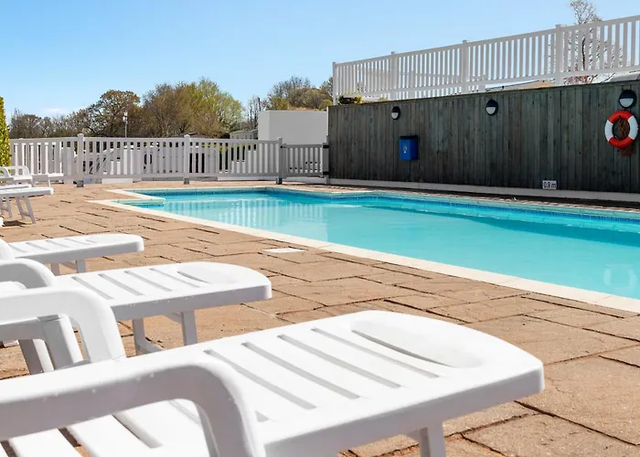 Lake View Holiday Home - Fishing Lakes, Heated Outdoor Swimming Pool 500Yrds On Sister Park , Pool Open May To September