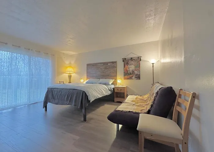 Four And Half Bedrooms 10 Acres Of Forest With Trails