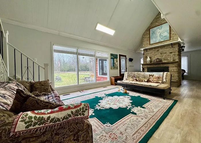 Four And Half Bedrooms 10 Acres Of Forest With Trails
