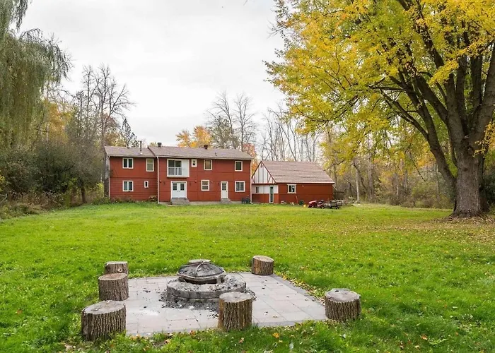 Four And Half Bedrooms 10 Acres Of Forest With Trails