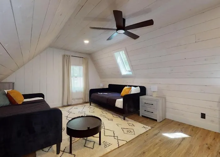 Relaxing A-Frame With Hot Tub And Lake Access
