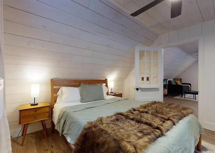 Relaxing A-Frame With Hot Tub And Lake Access
