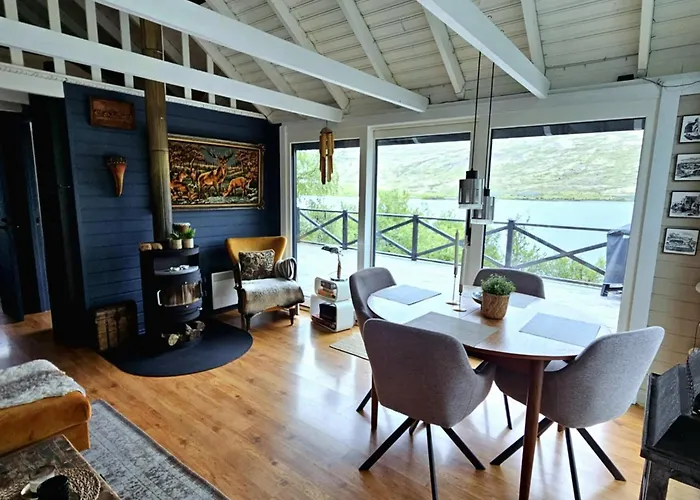 Lakefront Cottage With Jacuzzi