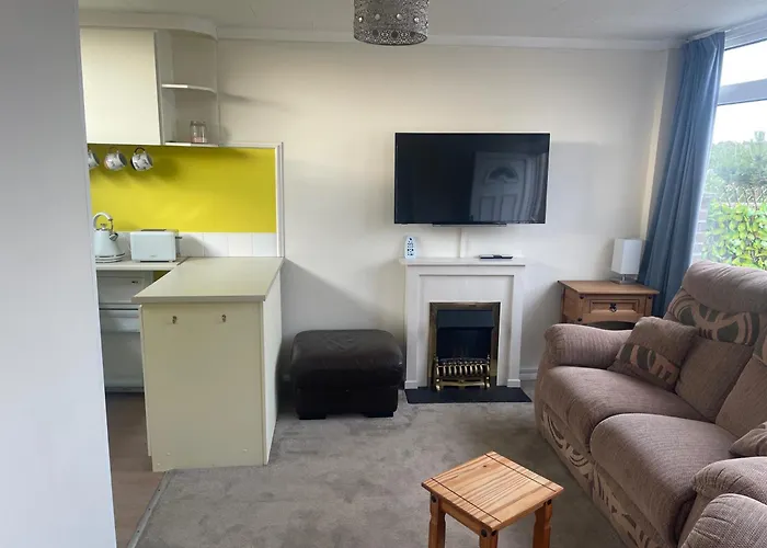 2 Bed Lodge Sleeps 4- Pets Parking 2Min To Beach