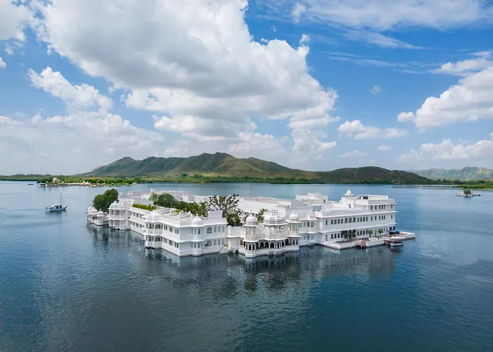 Jacuzzi hotel: Taj Lake Palace Udaipur