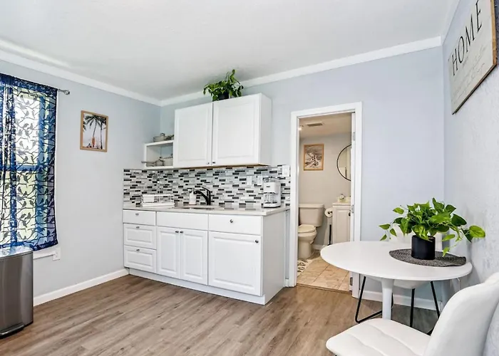 Unit 15 Cozy Studio Retreat Near Downtown Pensacola
