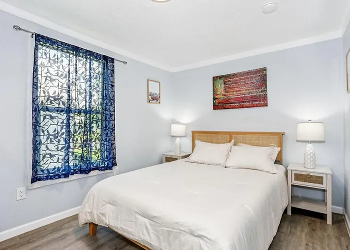 Unit 15 Cozy Studio Retreat Near Downtown Pensacola