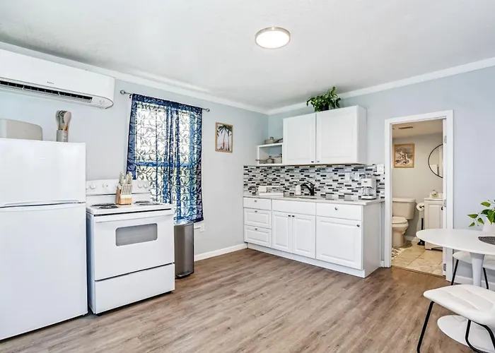 Unit 15 Cozy Studio Retreat Near Downtown Pensacola