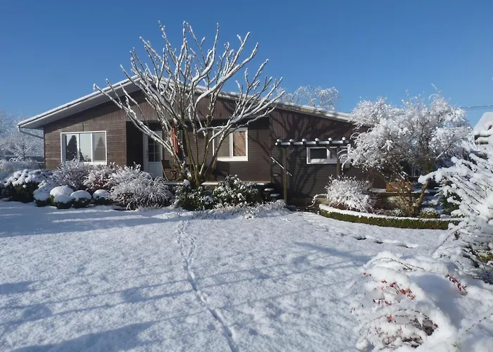 Cozy Chalet With Pond, Malmedy