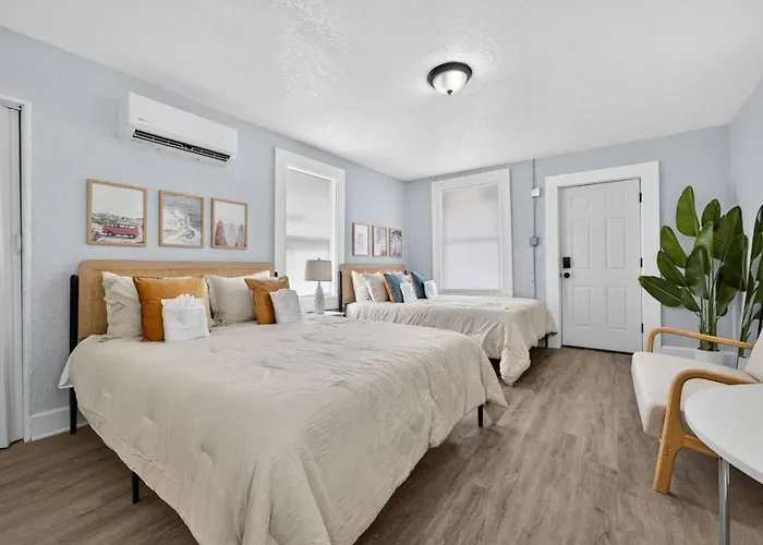Unit 8 Charming Hideaway Cottage Pensacola