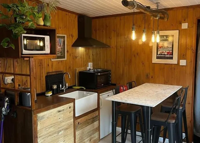 Charming Chalet - Sleep 3 & Free Parking