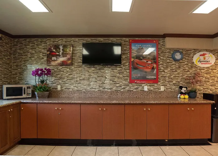 Super 8 By Wyndham Anaheim/Disneyland Drive