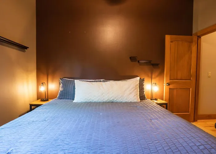 King Bed, Putt-Putt W/ Hot Tub, & Other Games