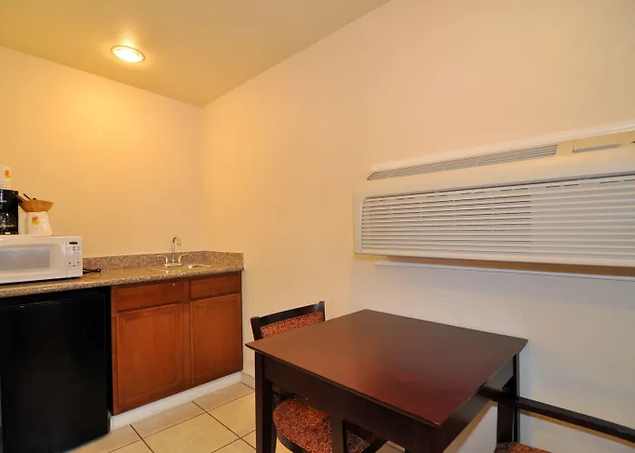 Super 8 By Wyndham Monterey