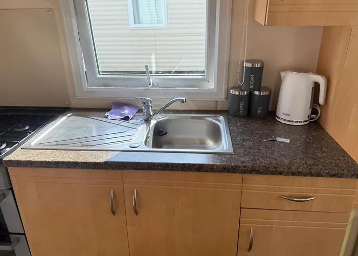 2 Bedroom Chalet Sleeps 6 -Free Parking -Tv -WiFi