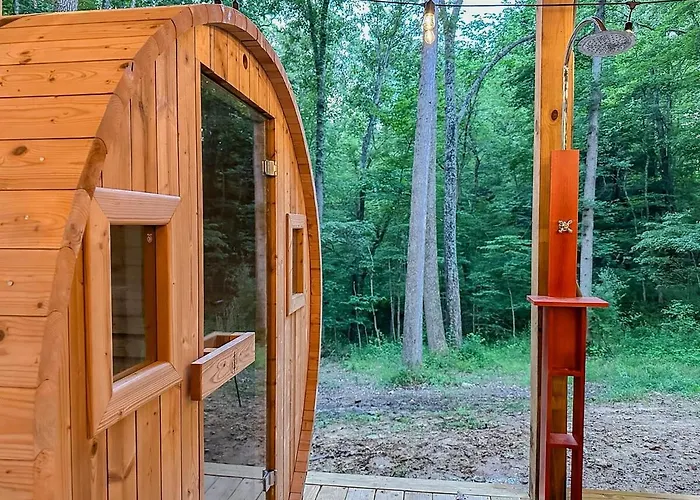 Cheerful Cabin Nestled In Serene Wooded Ravine