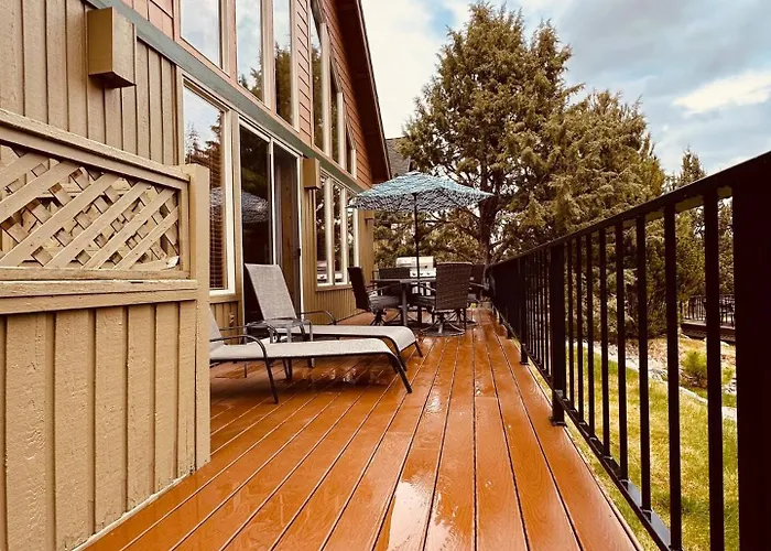 Creekside Chalet With Private Hot Tub