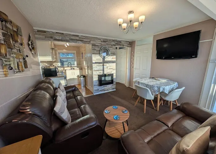 179, Two Bed Chalet On Sund0Wner Holiday Park - Sleeps 4, Free Wifi, Sorry No Pets - Entertainment Options Close By