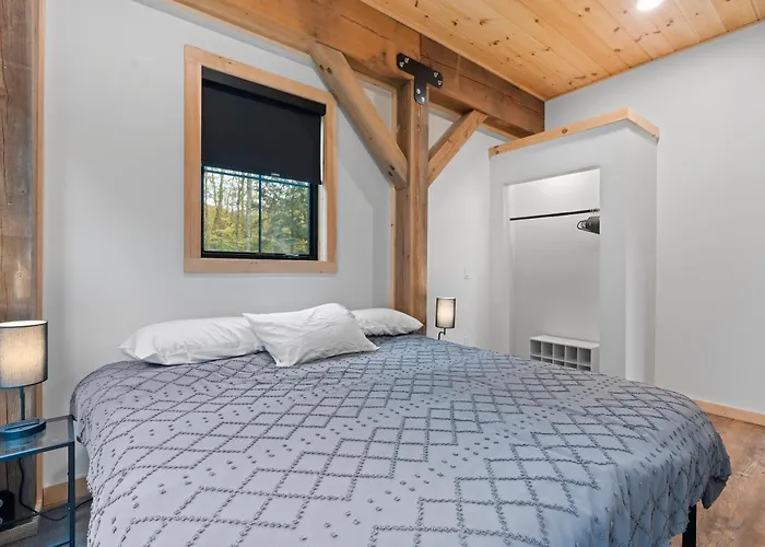 Mountain Views, Hot Tub, Trails, Waterfront