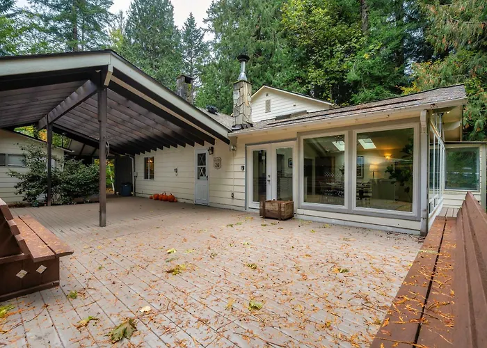 Spacious River Cabin - Hot Tub - Sleeps 8