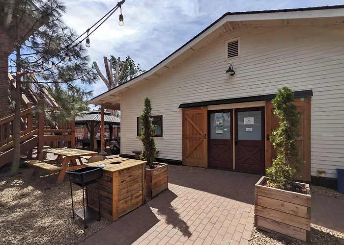 Bunk & Brew Historic Lucas House - Hostel