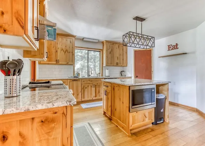 Great Blue Lodge - Spacious Ski Lodge, Hot Tub, Sauna, Game Room & More