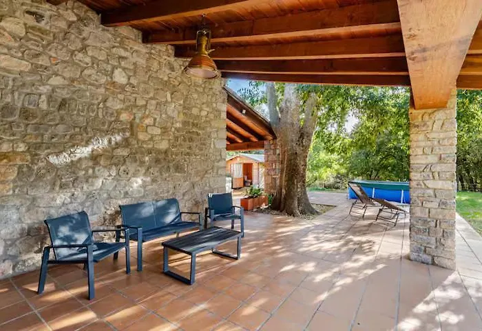 El Vilarot. La casa de piedra en la naturaleza.
