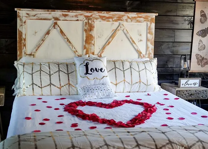 Romantic Escapes In This Stunning A-Frame In North Carolina With Access To A Private Hot Tub And Fire Pit