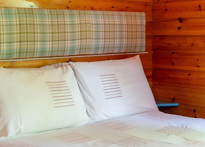 Chalet Lodge 3 - Hot Tub By Interhome
