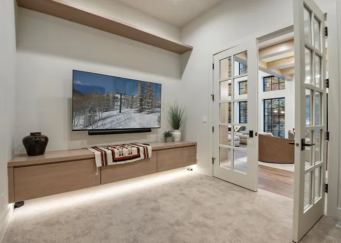 Pont De Reves: Luxe Sundance Riverfront Chateau