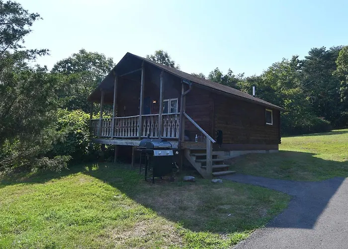 Whispering Hills -- Pet Friendly - Grill - Wifi - Fire Pit - Covered Porch - Screen Porch - Fireplace - View - Billiard Table - Game Room