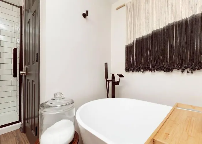 New - Modern Rustic Retreat Ardmore Chalet