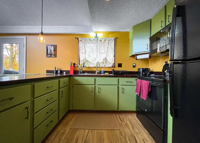 Chalet W Hot Tub, Grill, Firepit, Games & Wifi
