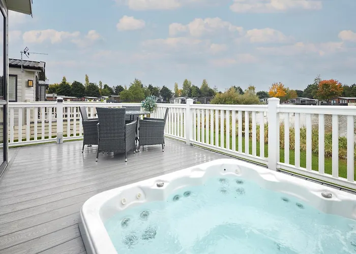 Swan Lake Lodge With Hot Tub