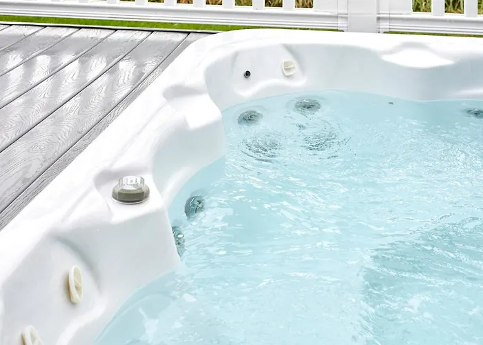 Swan Lake Lodge With Hot Tub