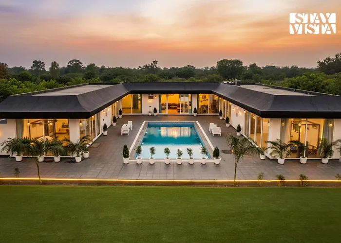 Stayvista'S Kundan Villa - Pet-Friendly Villa With Sprawling Lawn, Outdoor Pool