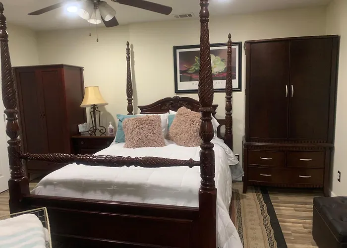 Entire Apartment Suite Family Singles Couples Nurses Dinners Business Meetings