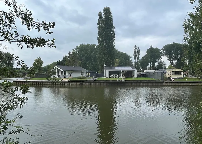 Welkom Bij Mario, Een Charmante Chalet Gelegen Aan Een Vijver In Bosrijke Omgeving Waar Je Tot Rust Kan Komen.