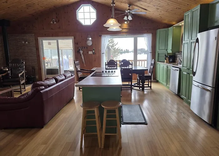 Peaceful Waterfont Cottage - Quebec