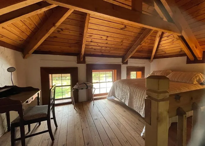 Unique Mountaintop Cabin On Small Farm With Wifi And Outdoor Pavilion