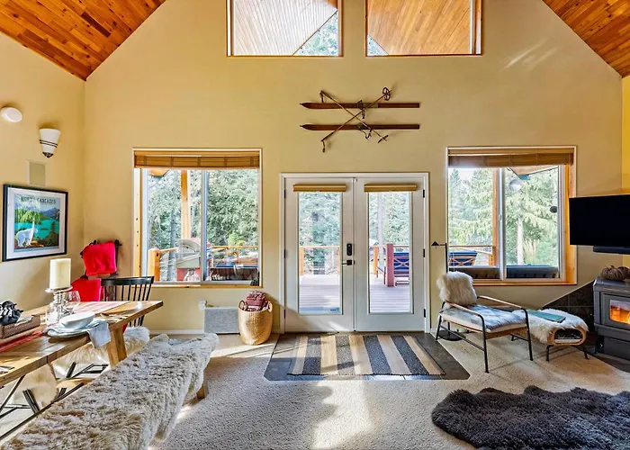Riverfront Chalet Near Skiing, Lakes, Mtns & Leavenworth