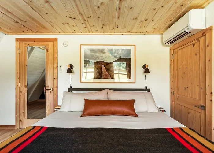 New Scandi-Camp A-Frame, Hot Tub, Views, Walk Downtown