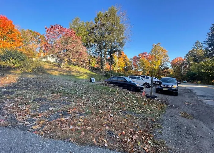 Cheerful Two Bedroom Bungalow Near Mountain Creek