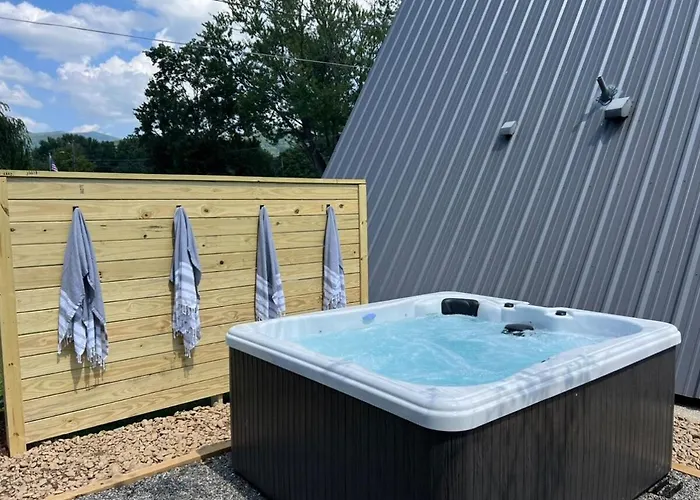 New Scandi-Camp A-Frame, Hot Tub, Views, Walk Downtown