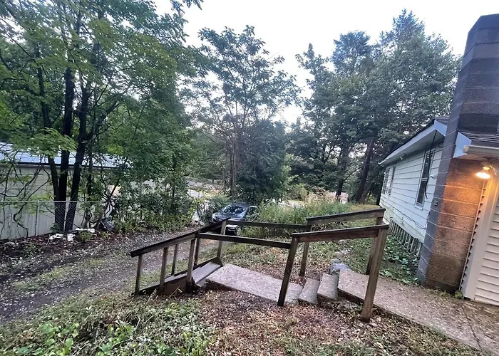 Cheerful Two Bedroom Bungalow Near Mountain Creek